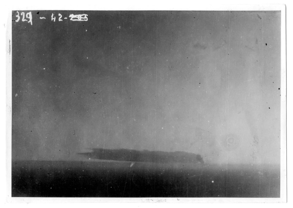 CT inglese Marne colpito e incendiato dla Montecuccoli a Pantelleria e forografato dall'incrociatore(1).jpg