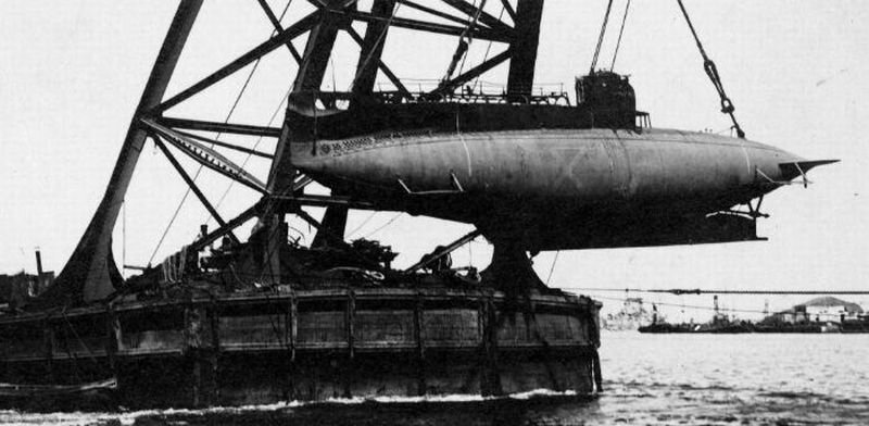 1915.cl.A-smg.sollevato.da.pontone-I.sommergibili.italiani-1963.800.jpg