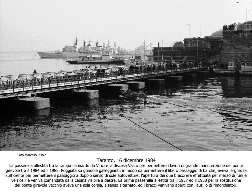 110 Taranto ponte di barche-16dic1984 betasom.jpg