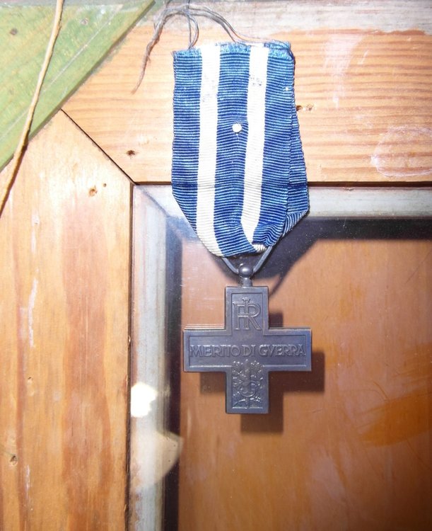 Medaglia Croce Al Merito Di Guerra Retro.JPG